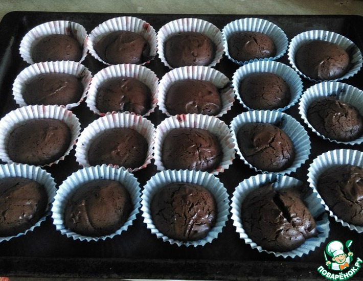 Рецепт: Шоколадные маффины с жидкой начинкой