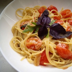 Рецепт Спагетти с базиликом, томатами, чили, чесноком и любовью (Simple Tomato Spaghetti)