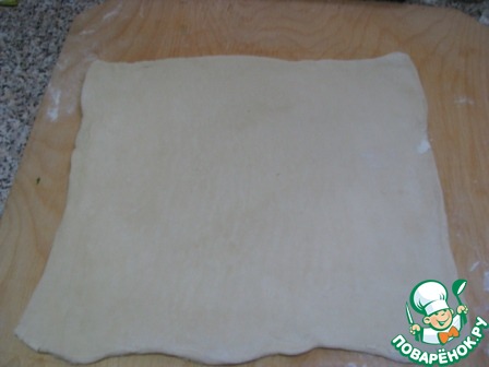 Разморозить дрожжевое тесто в микроволновке. Тесто разморозить, раскатать, разрезать на 6-8 полосок.