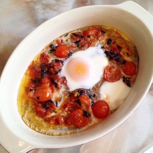 Рецепт Запеченные яйца с томатами и базиликом