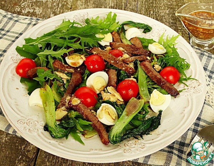 Рецепт: Салат с капустой пак-чой и мраморной говядиной