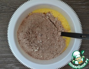 Шоколадно-ореховый пирог с творожным кремом – кулинарный рецепт