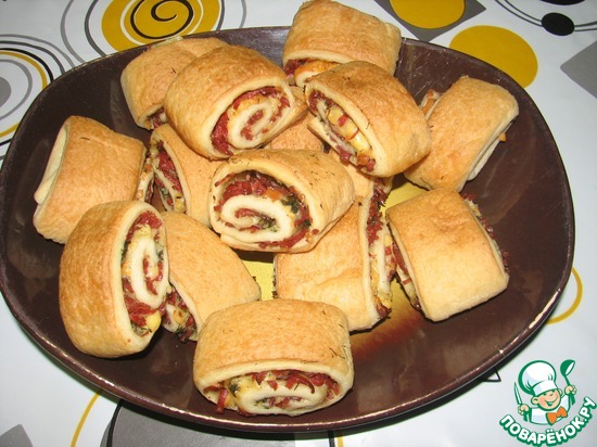 Рулетики из слоенного теста с колбасой и сыром