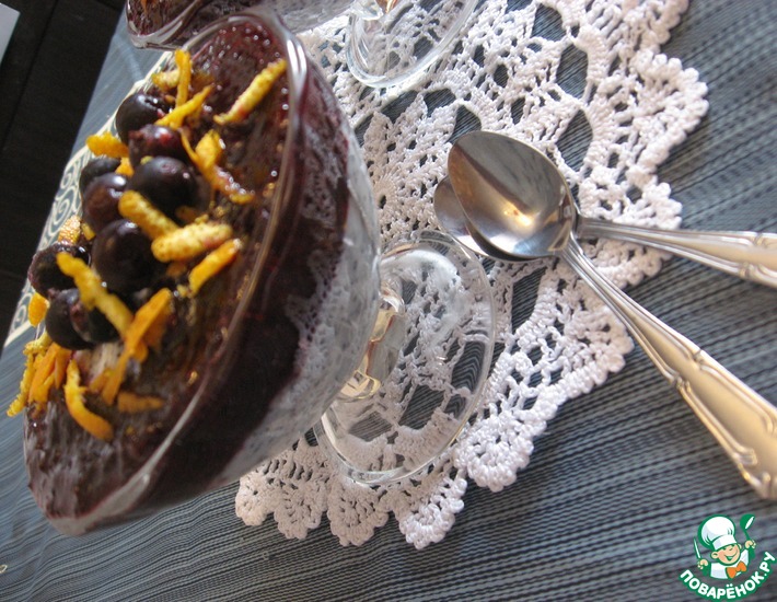 Рецепт: Маковый десерт с черносмородиновым топингом