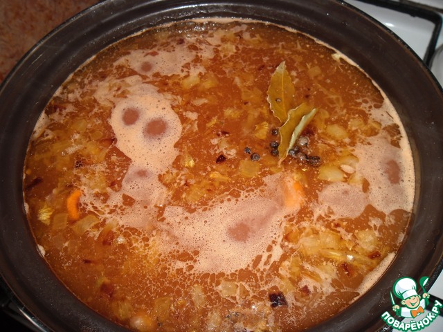 Что значит прокипятить суп. Бульон пюре картофельное. Фото прокисшего борща. Протухшие щи. Листья для супа.