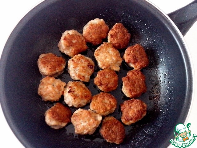 сколько жарить фрикадельки на сковороде. жареные фрикадельки на сковороде покупные. жареные фрикадельки. фрикадельки на сковороде. фрикадельки.
