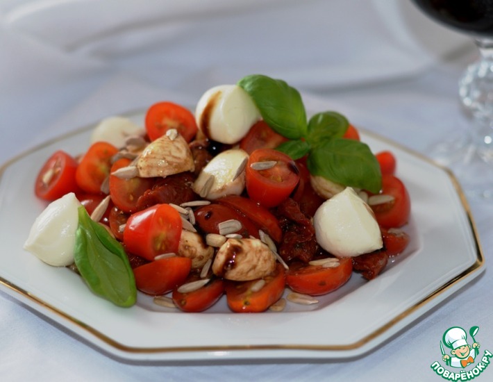 Рецепт: Салат с моцареллой и вялеными томатами