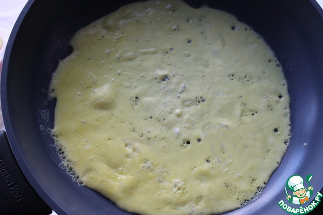 Сколько по времени готовить омлет. Омлет матушки Пуляр соус. Омлет на сковороде с молоком фото пошагово. Омлет на сковороде фото дома реальное. Почему омлет синий.