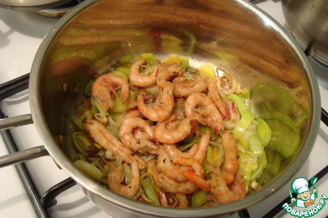 салат с тигровыми креветками и апельсином. рис с креветками и кукурузой. салат с креветками и зеленью. креветки с рисом и овощами на сковороде. креветки с луком.