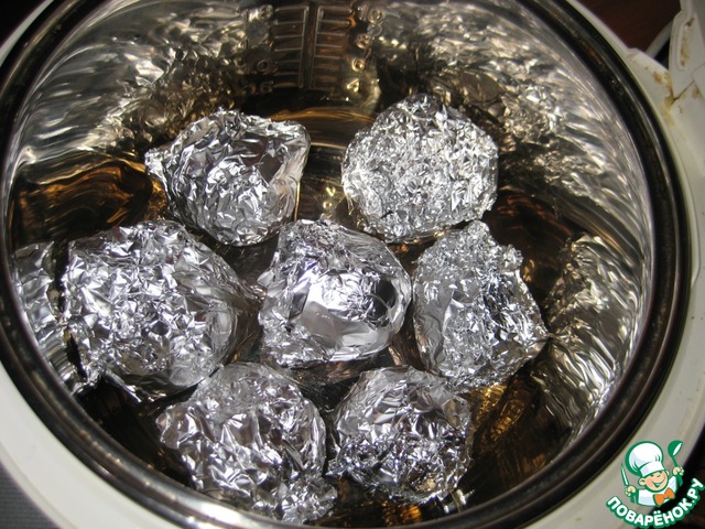 Свекла варится в кастрюле. Фаршированная свекла. При какой температуре запекают свеклу в духовке. Запечь свеклу в мультиварке целиком. Запечённая свекла в духовке.