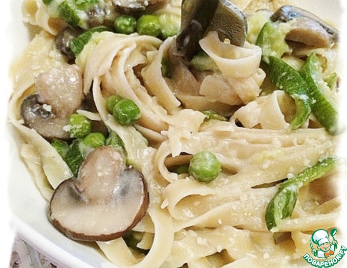 Рецепт: Спагетти с цуккини, грибами и зелёным горошком