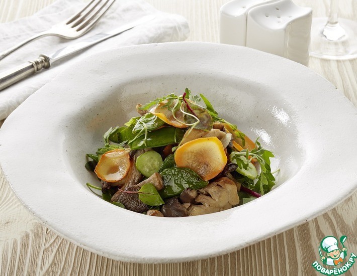 Рецепт: Тёплый салат с вешенками и овощами, томлёными в сливочном соусе