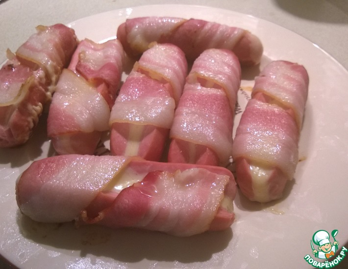 Рецепт: Сосиски с сыром в беконе