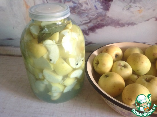 Маринованные яблоки с чесноком