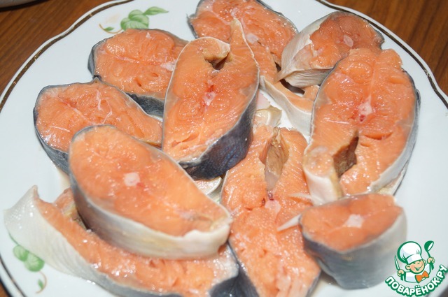 горбуша запеченная в кефире. горбуша маринованная в кефире и запеченная в духовке. горбуша запеченная в кефире. горбуша на овощной подушке в духовке. рыба запеченная в кефире.