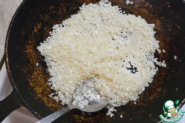 Рассыпчатый рис, пассерованный лук добавляют в фарш. Рис на сковороде рассыпчатый на сливочном масле. Рассыпчатый рис рвота. Крыса в рисе жареная в масле.