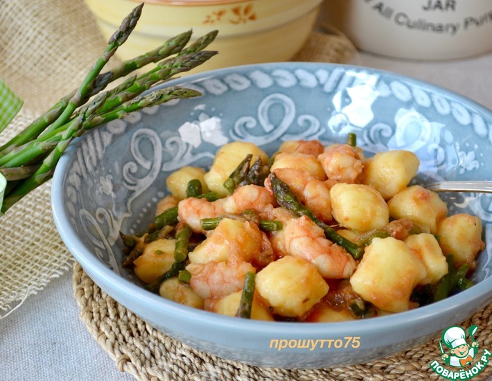 Рецепт: Картофельные ньокки со спаржей и креветками