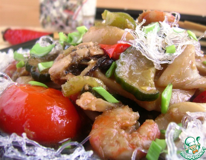 Рецепт: Морепродукты с овощами в остром соусе