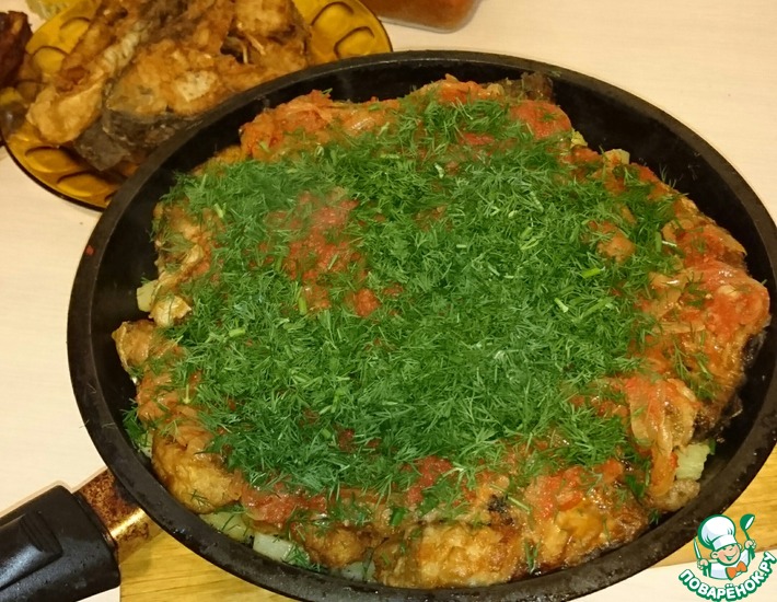 Рецепт: Жареный картофель с рыбой под томатом