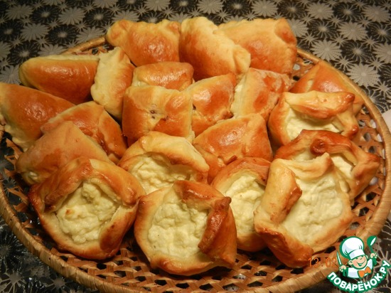 Спасибо Наташе natapit https://www.povarenok.ru/recipes/show/111421/ за Ароматные "Подушечки" с творогом и вишней