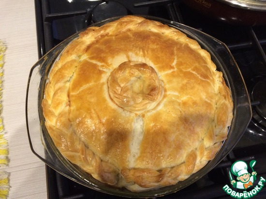 Пирог с курицей и грибами в сливочном соусе из слоеного теста