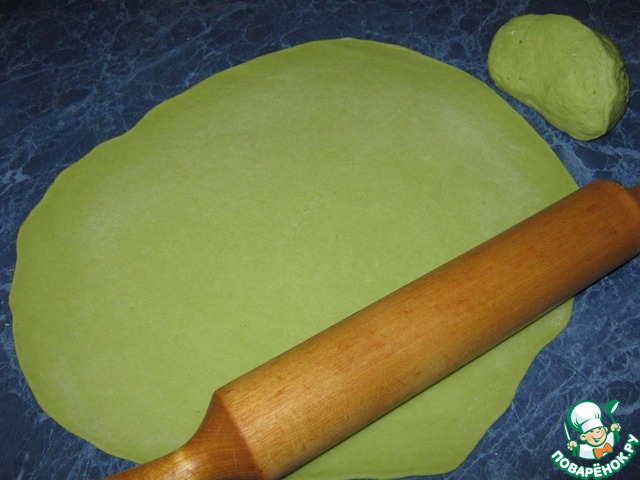 Рецепты зеленого теста. Зеленое тесто. Из зелёного теста. Тесто на зеленом фоне. Зеленое тесто для декорации.