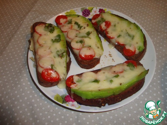 Теплые пикантные бутерброды с авокадо, помидорами и сыром 2