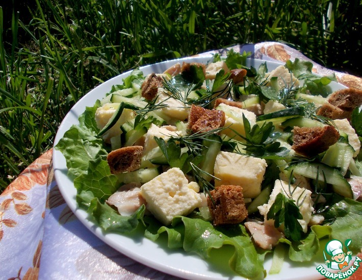 Рецепт: Салат с курицей и ржаными сухариками