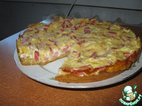 Луковый пирог с колбасой