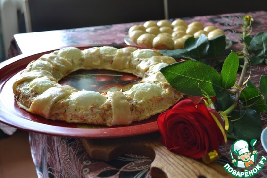 Венок из куриного фарша с яйцами