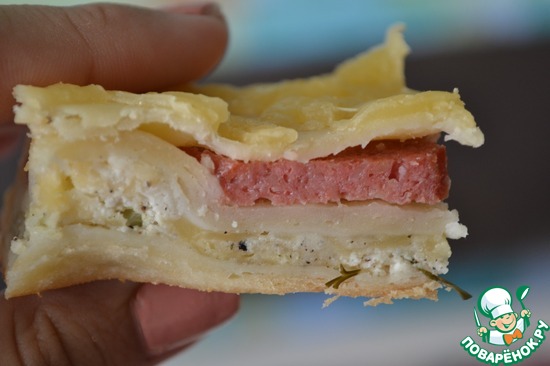 Пирог с творогом и копченой колбасой