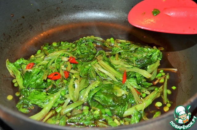 Можно жарить салат. Обжаренные листья салата. Жареные листья салата. Вьетнамская зелень. Салатики с листьями соевым соусом.