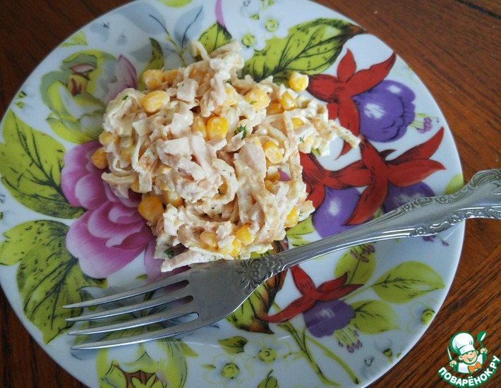 Рецепт: Салат с курицей и яичными блинчиками
