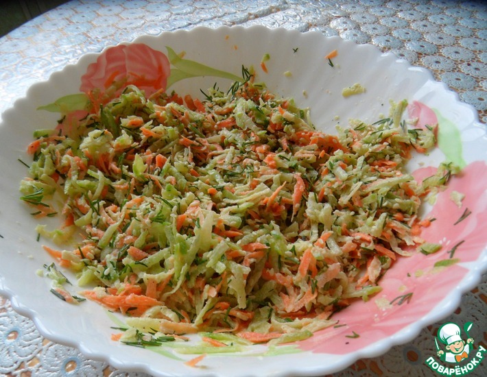 Рецепт: Салат из маргеланской редьки с кунжутом
