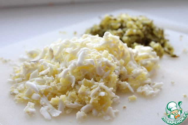 Салат с омлетными блинчиками и колбасой. Салат яичным крахмал. Завтрак с творогом и яйцом. Салат с омлетными блинчиками и курицей. Блины на яйцах и крахмале для салата.