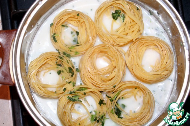 Макаронные гнезда макфа с фаршем в духовке. Гнезда с куриным фаршем в духовке. Спагетти гнезда с фаршем. Макароны гнезда со сливками. Паста лингвини карбонара.