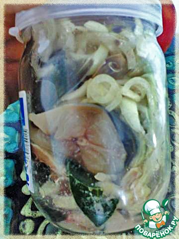 скумбрия с луком в рассоле. скумбрия малосольная в рассоле. маринованная скумбрия с луком и уксусом. соленая скумбрия с луком в рассоле. соленая скумбрия с колечками лука.