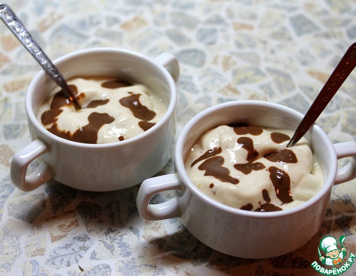 Рецепт: Банановое мороженое с шоколадным соусом