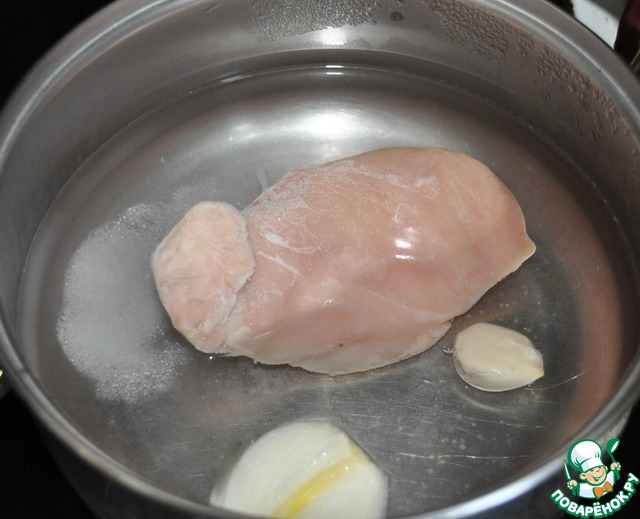 Нужно варить куриную грудку. Варка куриной грудки в кастрюле для технологии. Как варить куриную грудку для салата. Как отварить куриную грудку для салата. Как правильно отварить куриную грудку на салат.