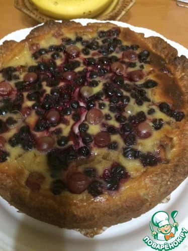 заливной яблочный пирог с ягодами