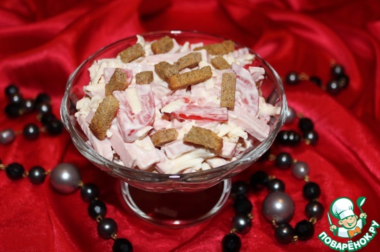 Салат с колбасным сыром и сухариками