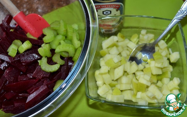 Салат из сырой свеклы, яблока и корня сельдерея