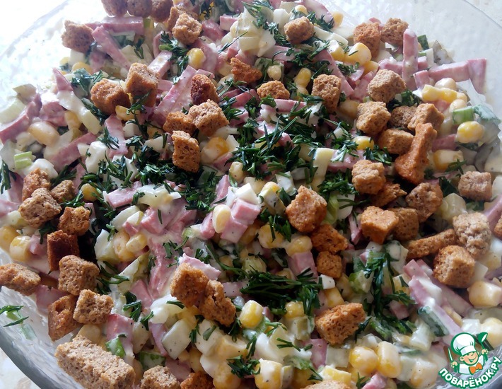 Рецепт: Салат с сухариками и копченой колбасой