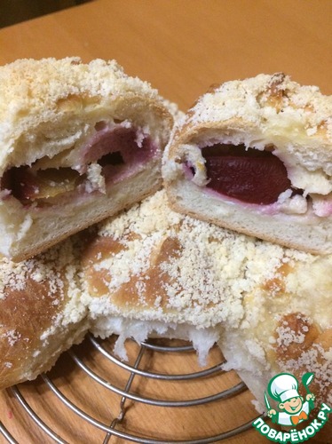 булочки со сливой и творогом