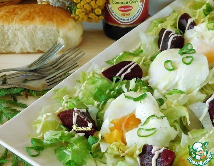 Рецепт: Салат со свеклой и яйцом пашот