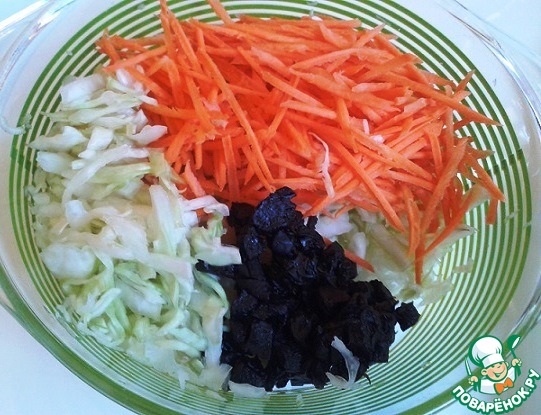 Салат из белокочанной капусты и черносливом