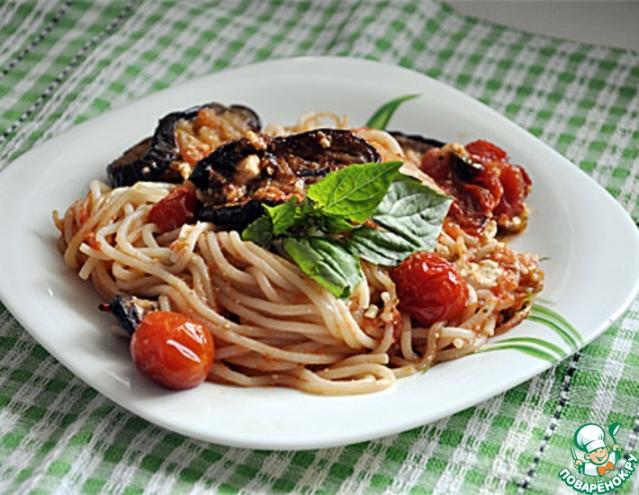 Рецепт: Запеченные спагетти с баклажанами и томатами