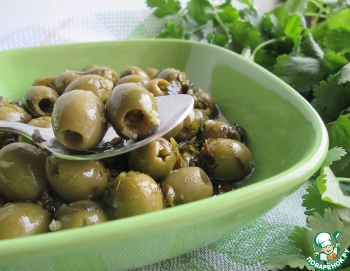 Рецепт: Теплые маринованные оливки с перцем чили