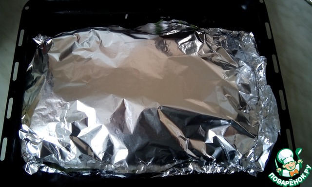 форма из фольги. мешок из фольги для запекания. куриные ножки с картошкой в фольге. конвертик из фольги. конверт из фольги для рыбы.