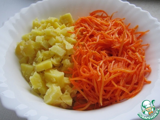 Корейская морковь с картошкой. Корейская морковка с пюре. Картошка с морковкой по корейски. Салат с корейской морковью и картошкой. Картошка пюре морковка корейская.
